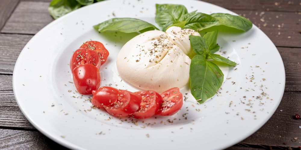 Phô mai Burrata là một trong những loại phô mai cao cấp được yêu thích nhất