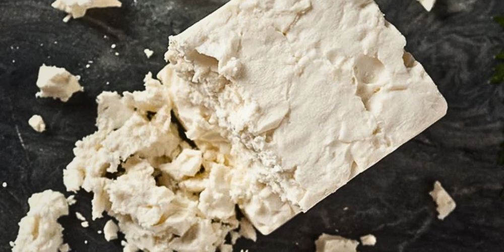 Phô mai Feta béo nhẹ, chua thanh và hơi mặn, tạo vị tươi mới dễ chịu.