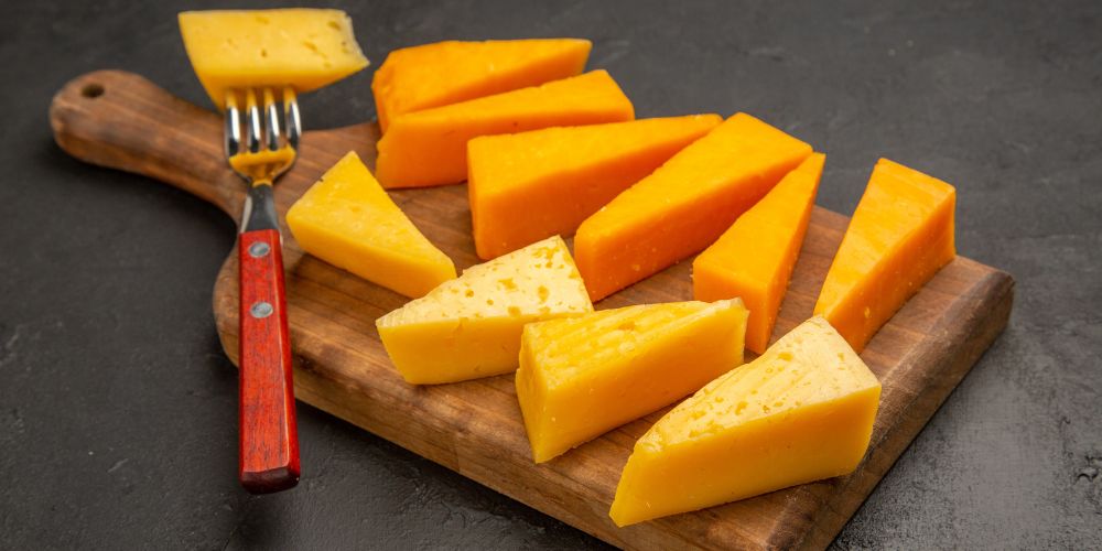 Phô mai Cheddar phù hợp với khẩu vị thích béo mặn