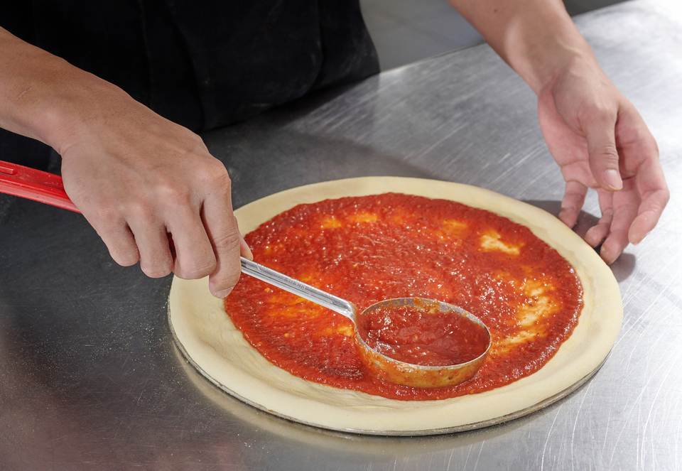 Phủ nhân lên đế pizza