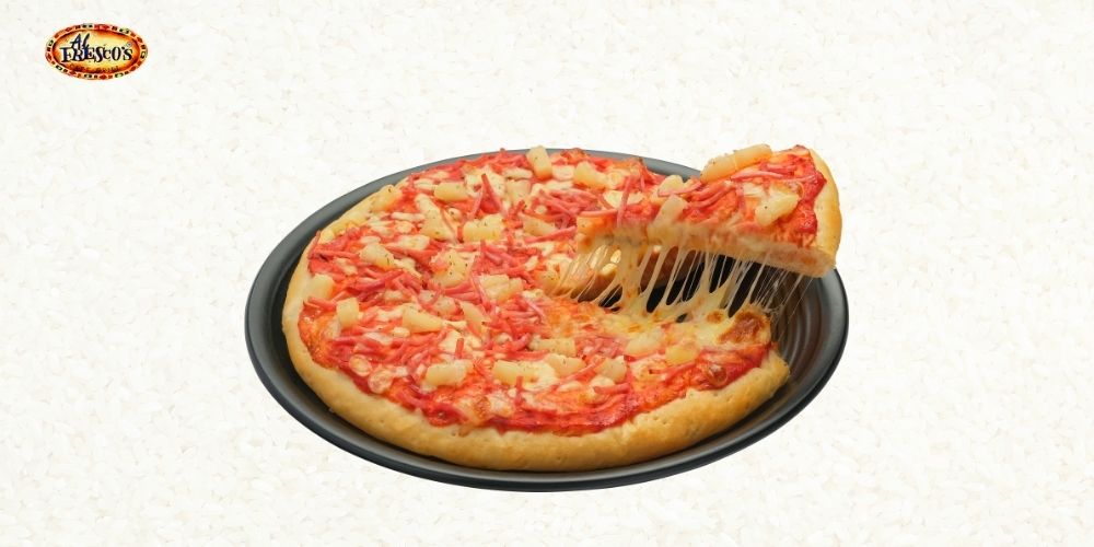 Pizza với lớp phô mai béo nhẹ và đa dạng topping, phù hợp để chia sẻ trong những bữa trưa cùng đồng nghiệp hoặc gia đình
