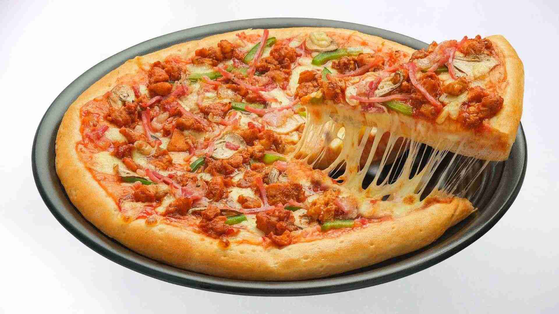 Pizza gà BBQ với lớp phô mai béo thơm và xốt BBQ đậm đà