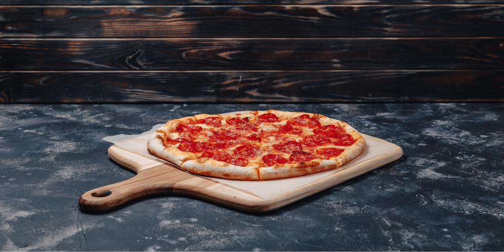 Pizza đế mỏng được cán bột mỏng, khi nướng thường giòn rụm ở viền
