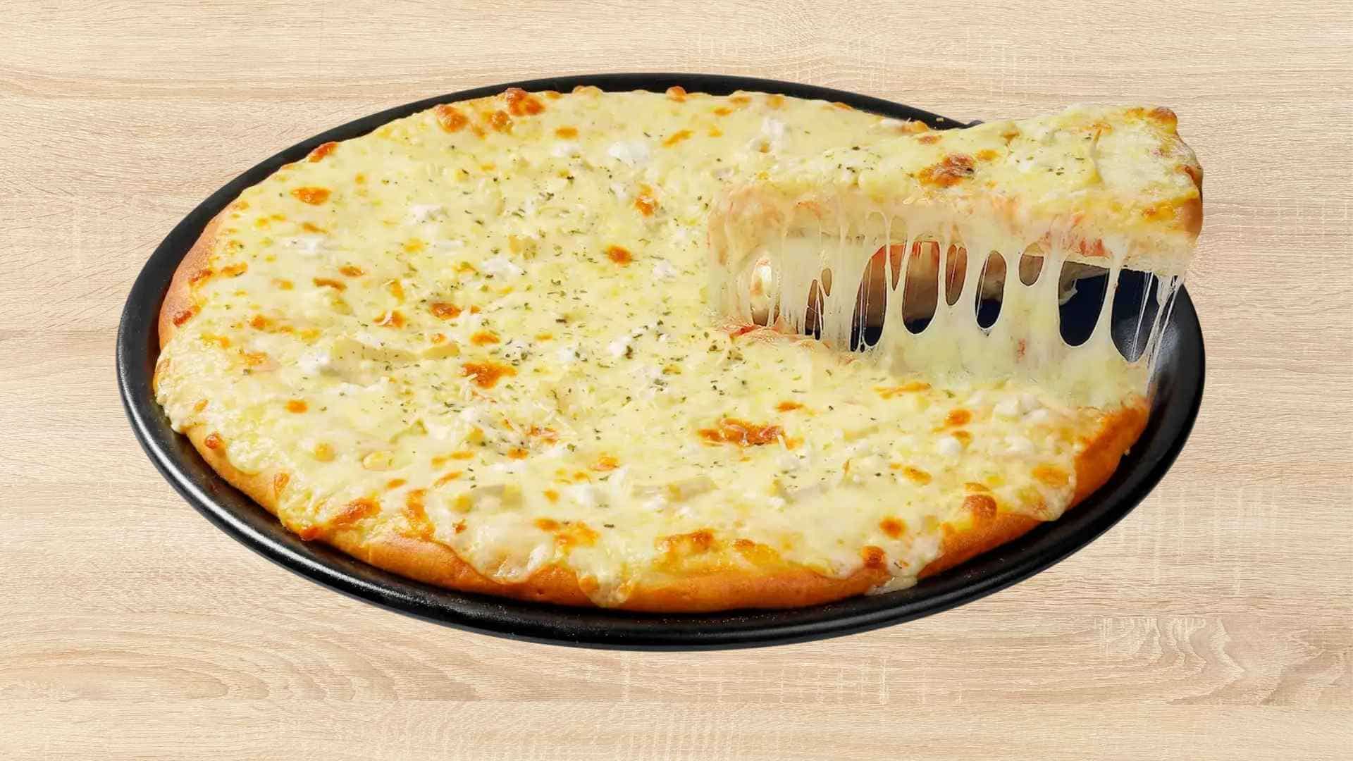 Four Cheese kết hợp bốn loại phô mai, xốt kem và mật ong dùng kèm