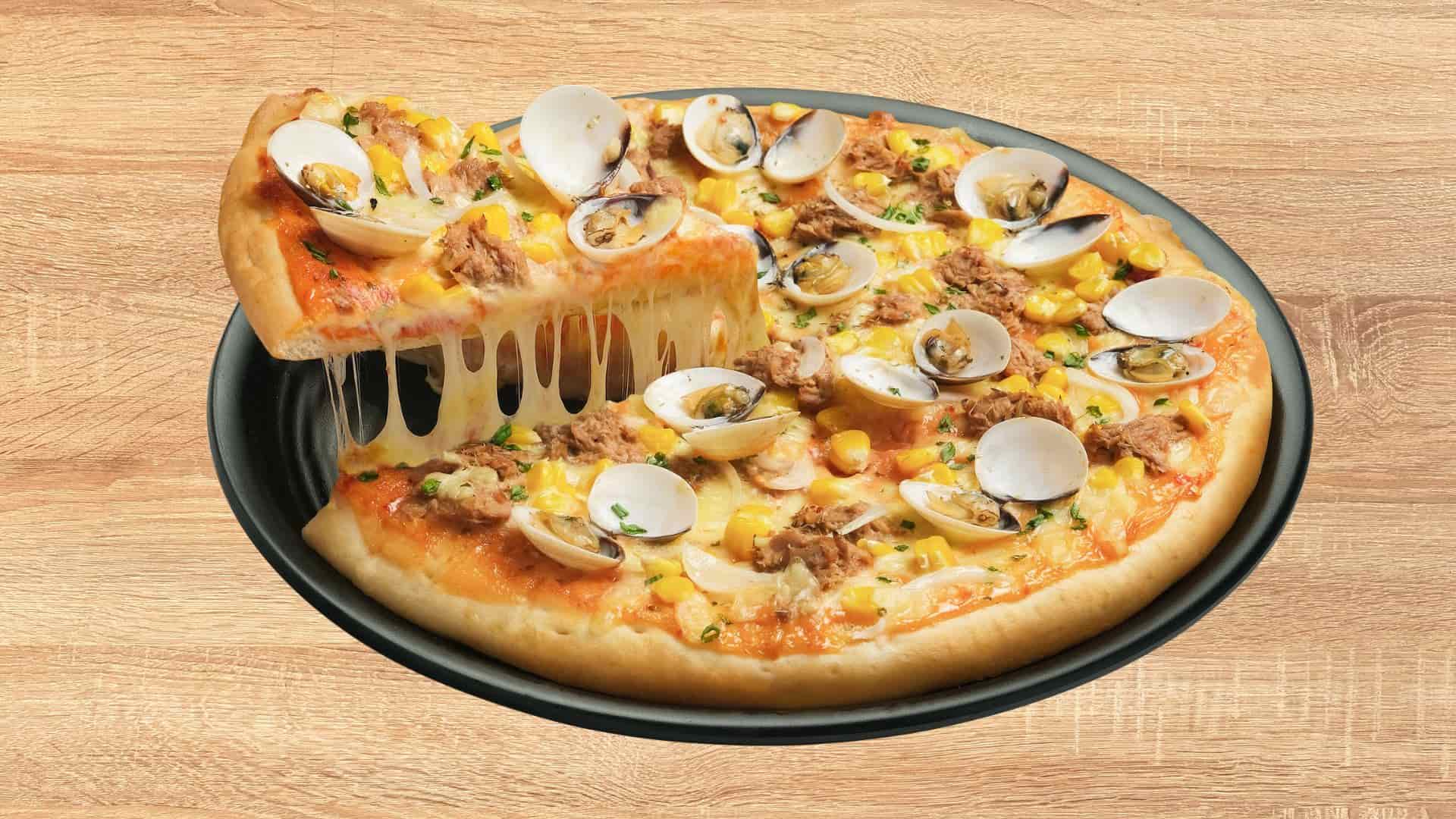 Pizza cá ngừ kết hợp cá ngừ, rau củ và phô mai Mozzarella trên nền xốt cà chua.
