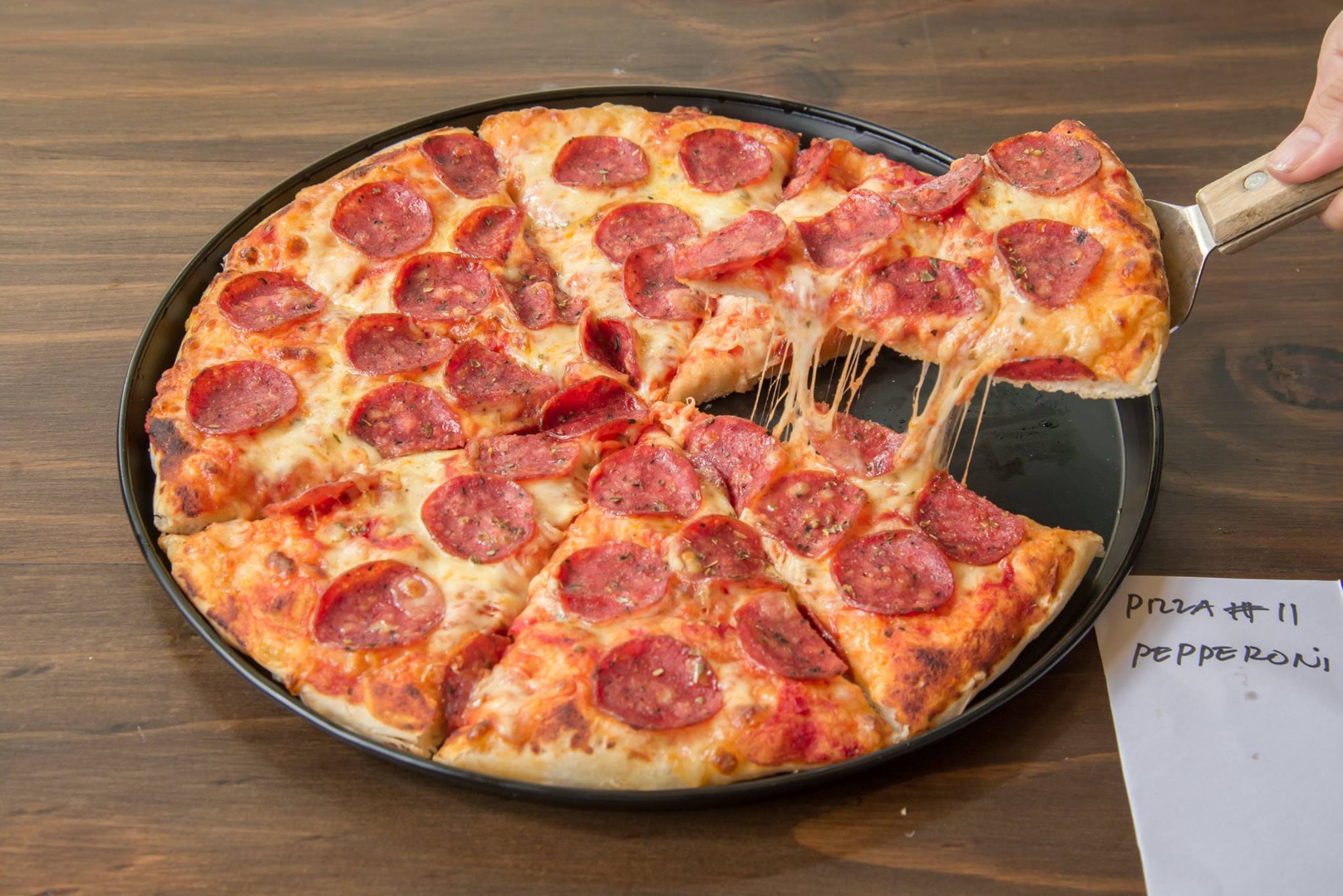 Thưởng thức pizza Pepperoni tại Al Fresco's