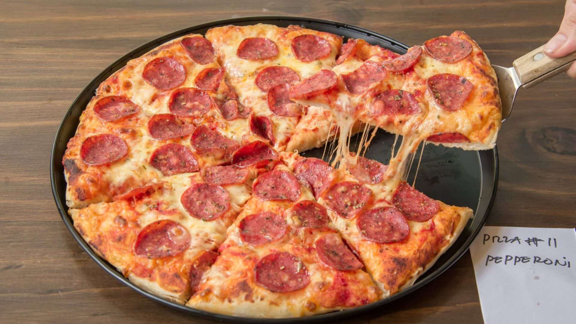 Thưởng thức Pizza Pepperoni với đế bánh thủ công giòn ngoài, mềm trong, kết hợp pepperoni cao cấp và phô mai Mozzarella tươi tại Al Fresco's.