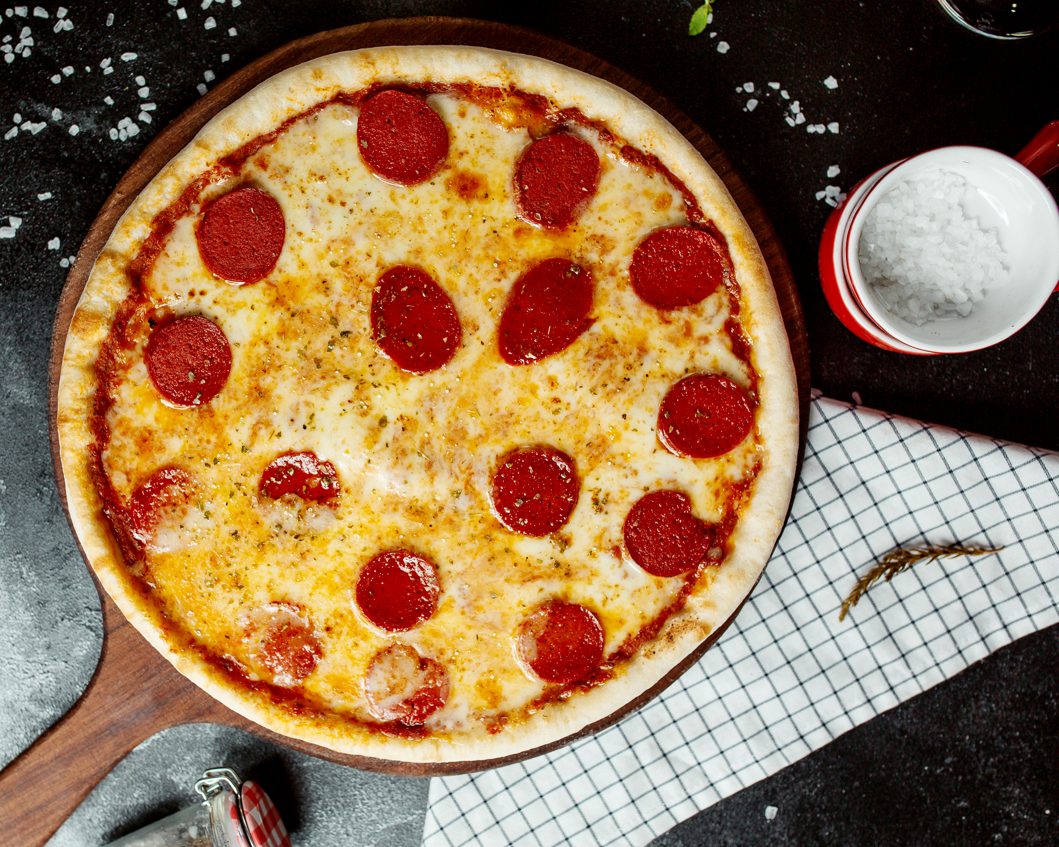 Pizza xúc xích viền phô mai béo ngậy