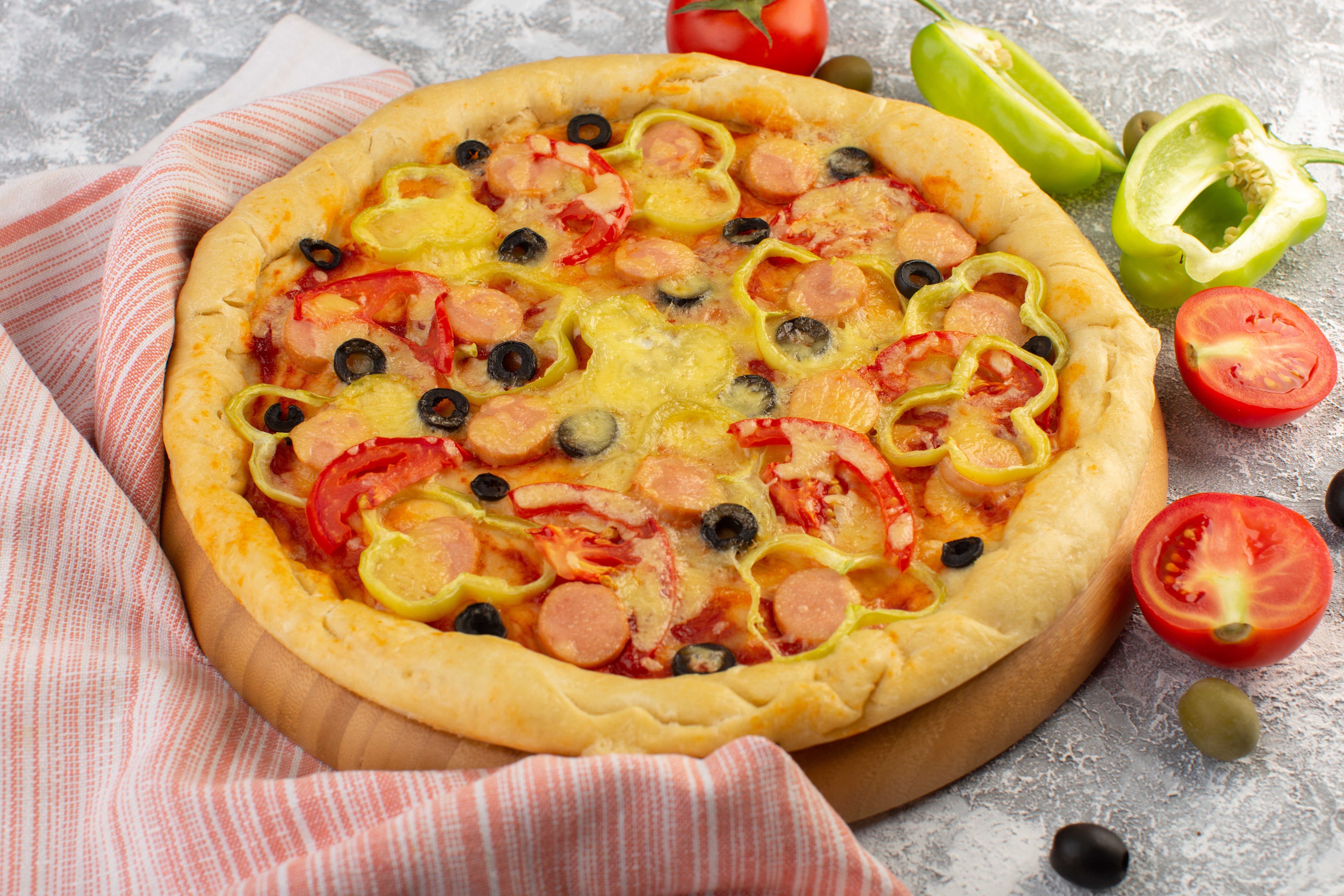 Pizza xúc xích mix rau củ dễ ăn
