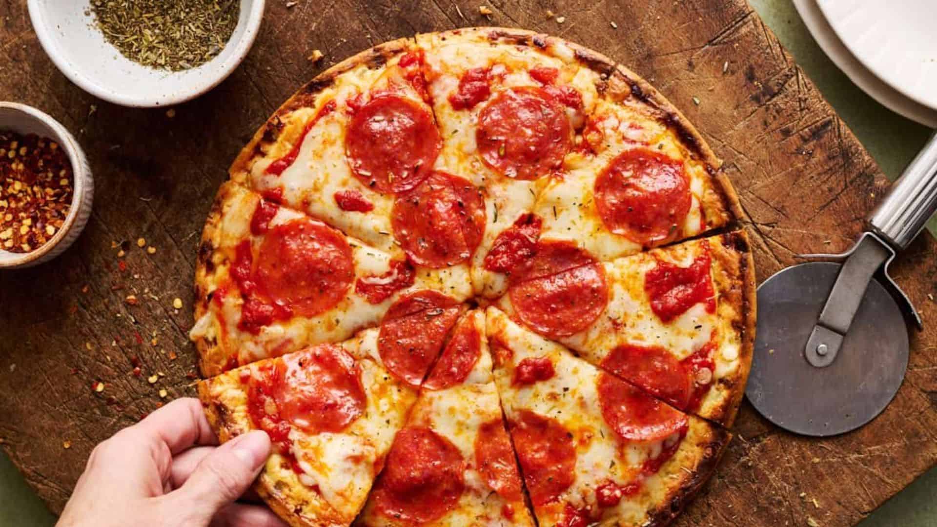 Pizza xúc xích viền phô mai với lớp vỏ vàng giòn bên ngoài và Mozzarella tan chảy béo ngậy bên trong