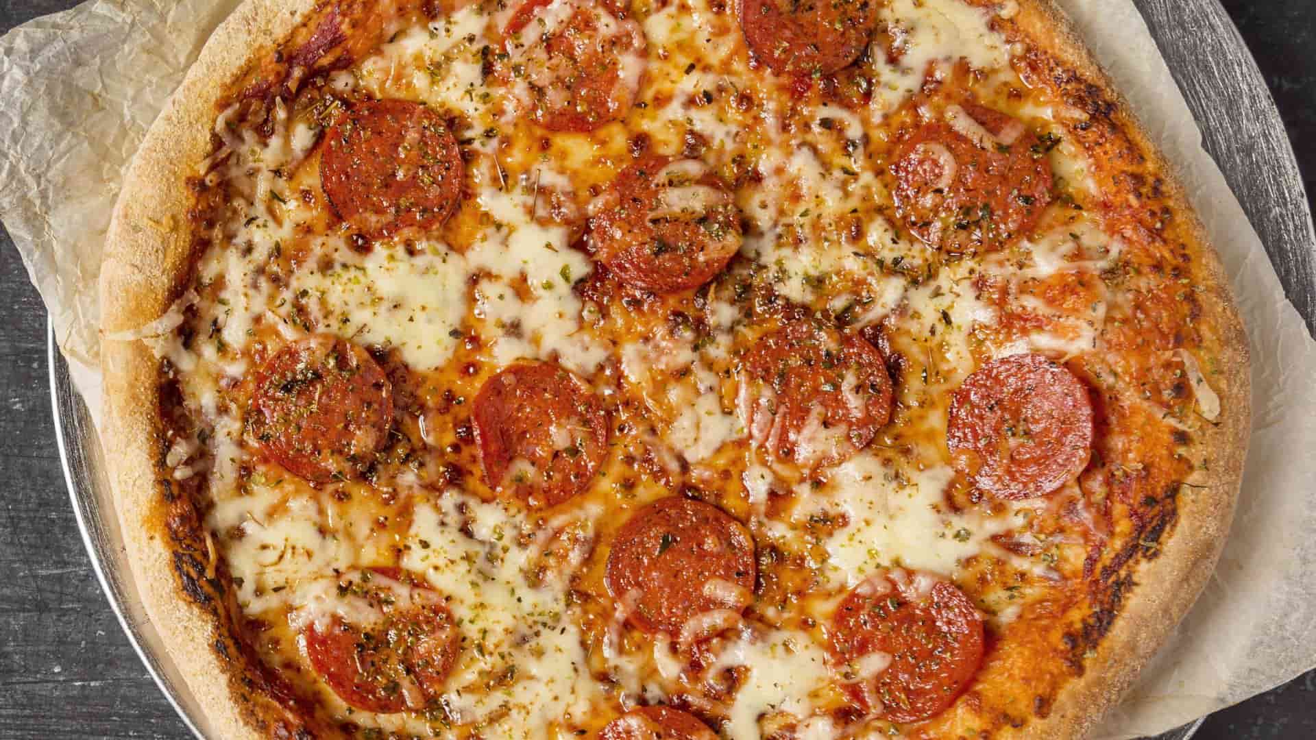 Pizza xúc xích xốt BBQ kết hợp vị ngọt, cay đậm đà của xốt BBQ với pepperoni, phô mai và rau củ, tạo nên hương vị mới lạ, hấp dẫn.