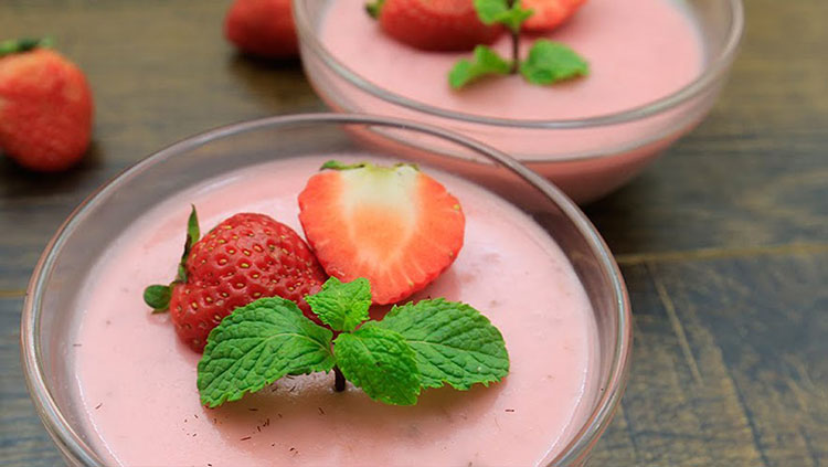 Lớp pudding dâu tây béo nhẹ kết hợp dâu tươi mọng nước