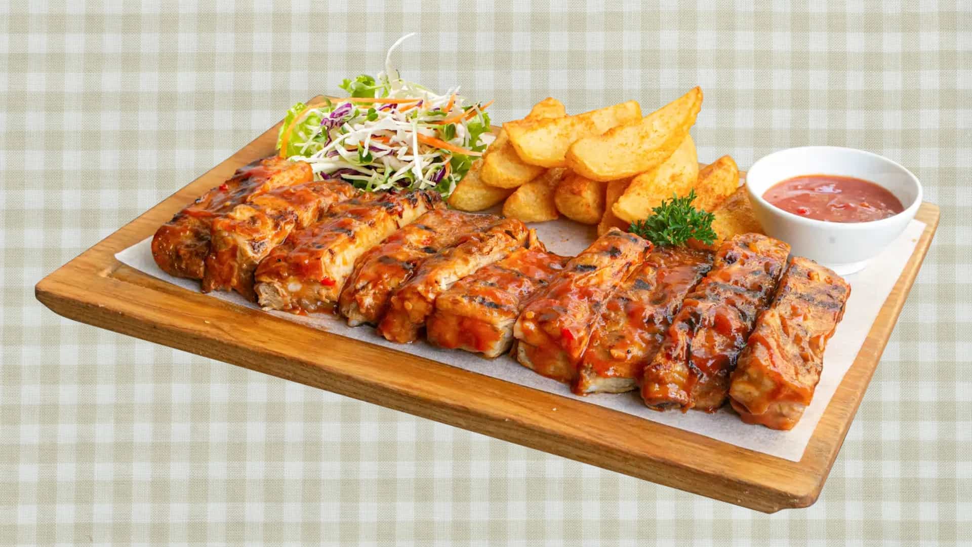 Pygmy Platter tại Al Fresco's kết hợp sườn nướng chặt ngắn, salad và khoai tây múi cau.