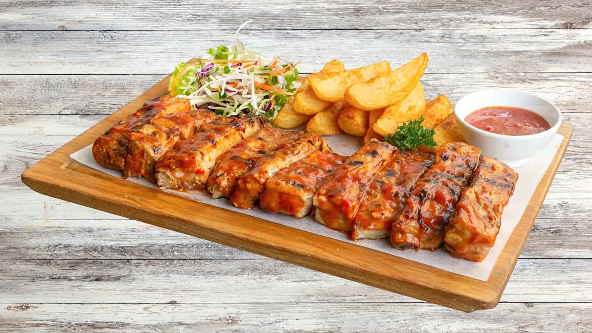 Pygmy Platter tại Al Fresco's với sườn chặt ngắn, salad và khoai tây múi cau