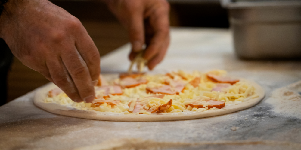 Trải đều phô mai mozzarella