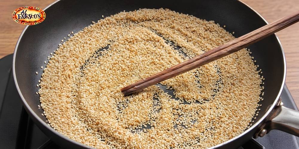 Mè được rang nhẹ giúp làm bật mùi thơm trước khi kết hợp cùng các nguyên liệu khác để pha xốt