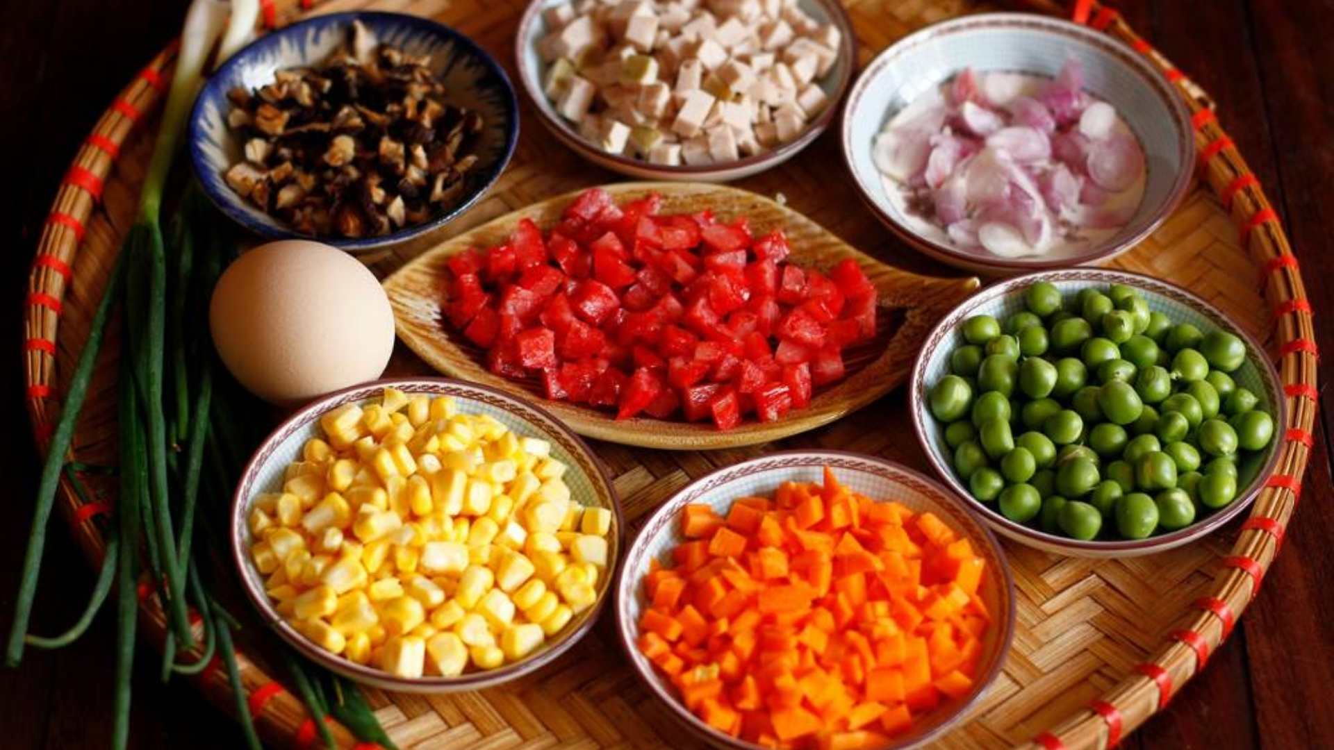 Sơ chế và cắt hạt lựu nhỏ đồng đều các loại rau củ