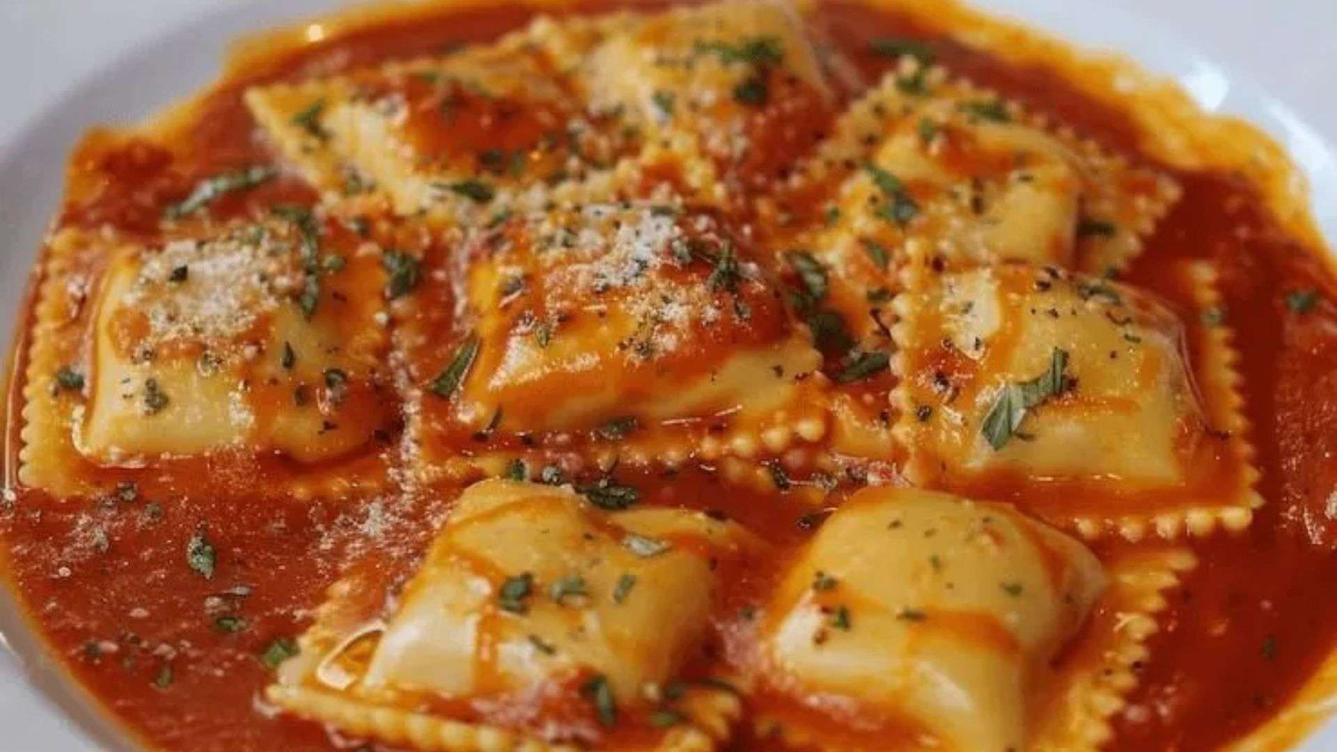 Ravioli có nguồn gốc từ ẩm thực Ý và đã trở thành một trong những món pasta truyền thống được yêu thích trên khắp thế giới.