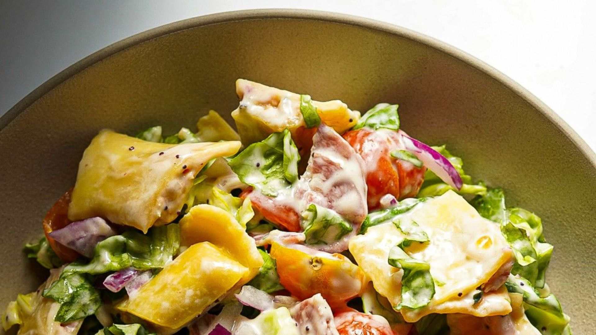 Ravioli ngon nhất khi dùng nóng, kết hợp cùng xốt, phô mai Parmesan bào và rau thơm theo phong cách ẩm thực Ý.