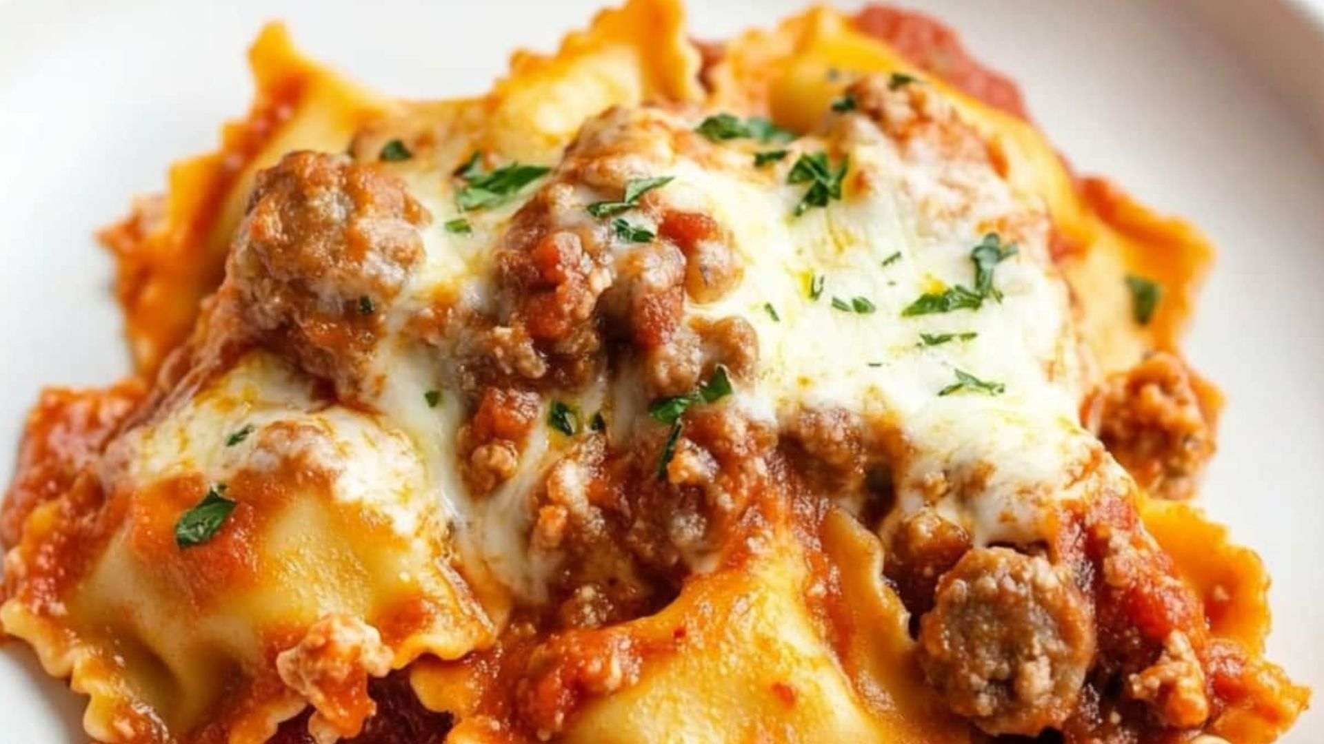 Ravioli là loại mỳ Ý có phần nhân được bọc bên trong lớp vỏ.