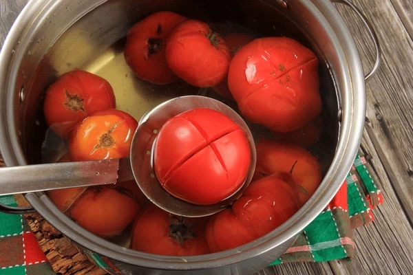 Sơ chế và luộc cà chua
