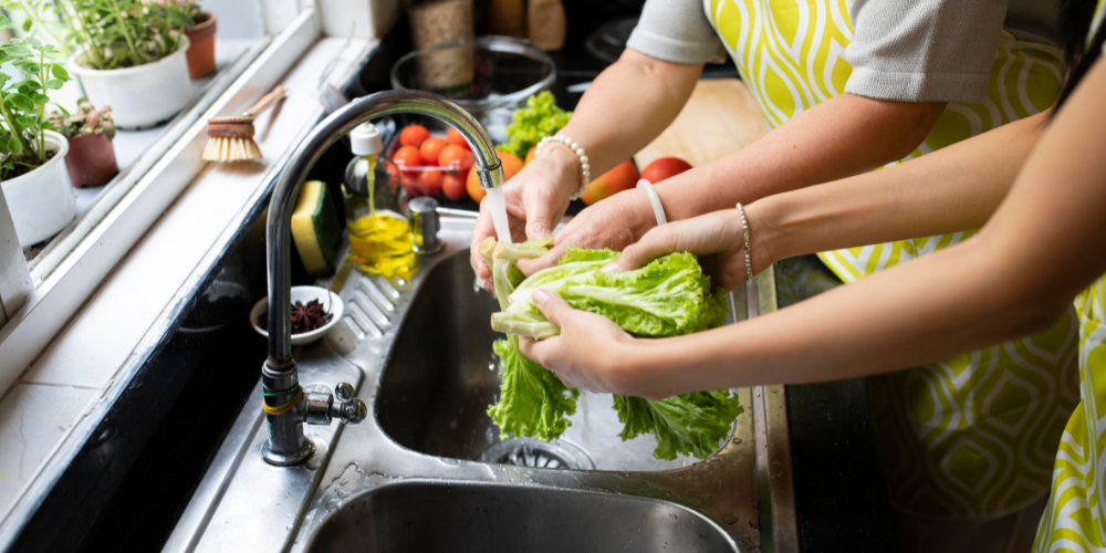 Rửa sạch rau, để ráo rồi xé nhỏ xà lách, thái lát dưa chuột và hành tây