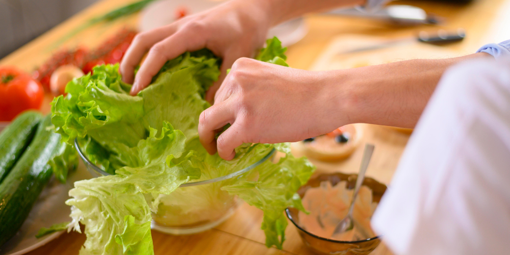 Rửa sạch xà lách, dưa chuột, cà chua và hành tây rồi để ráo