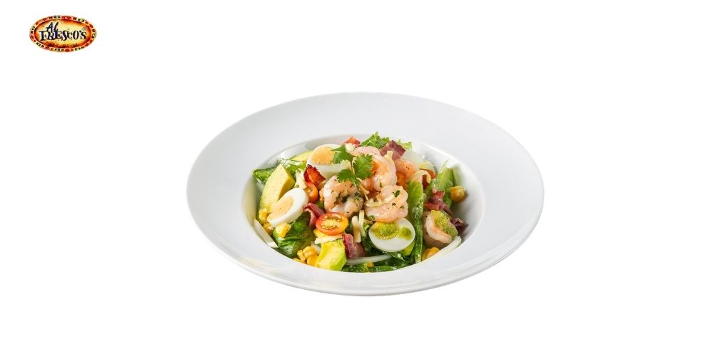 Salad với rau xanh tươi kết hợp tôm, mang đến bữa trưa nhẹ nhàng nhưng vẫn đầy đủ thành phần