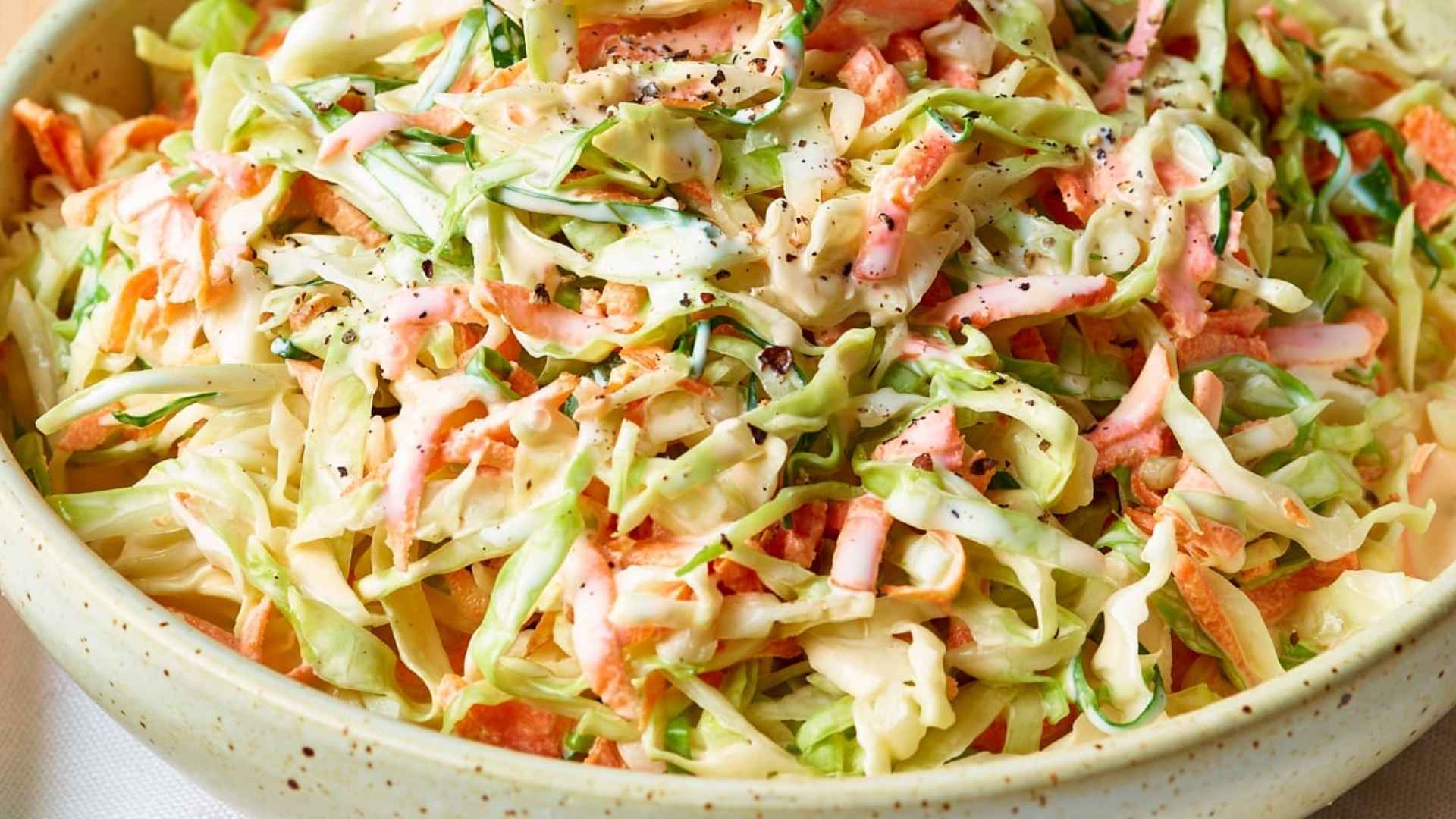 Salad bắp cải kiểu Nhật thường hoà quyện hoàn hảo cùng xốt mè rang hoặc xốt chua ngọt