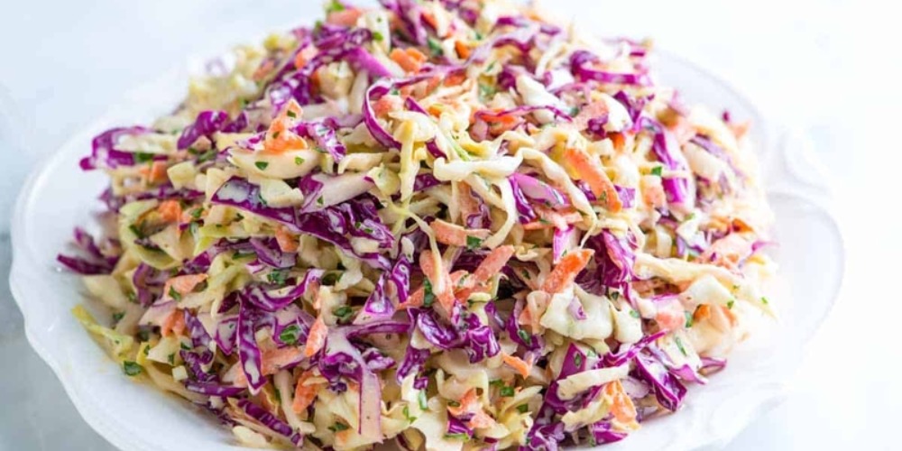 Salad bắp cải tím và cà rốt trộn mayonnaise