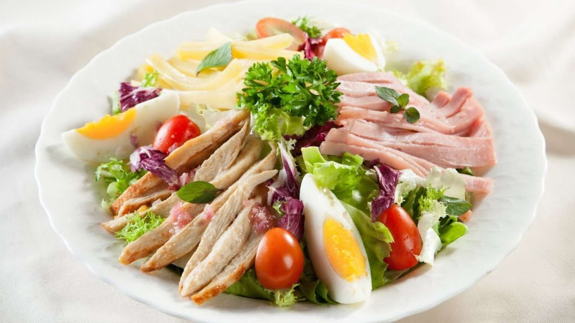 Thêm ức gà luộc hoặc áp chảo xé sợi vào salad bắp cải giúp món ăn trở nên đầy đặn