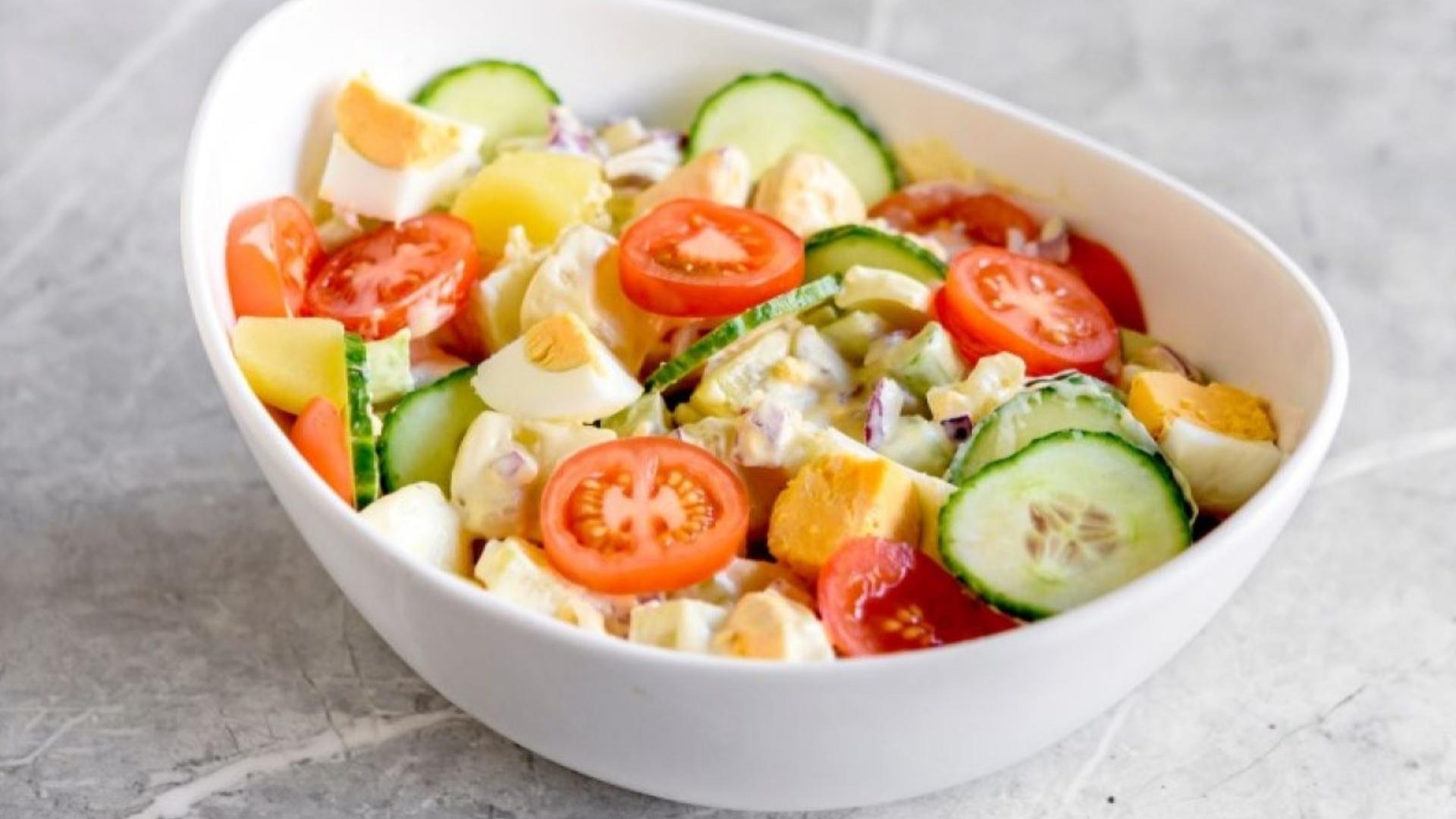 Bắp cải thái sợi trộn cùng xốt mayonnaise tạo nên hương vị béo nhẹ