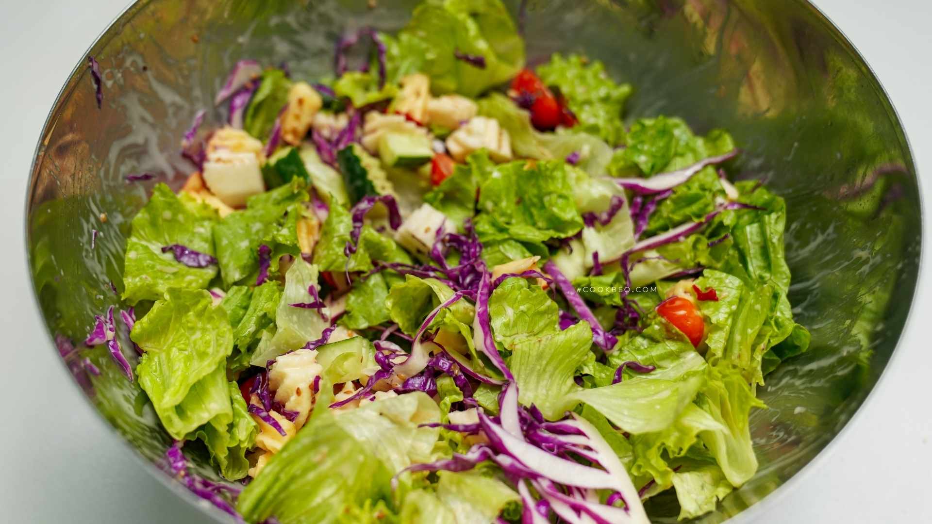 Thêm mè rang vào salad bắp cải giúp món ăn có thêm mùi thơm đặc trưng