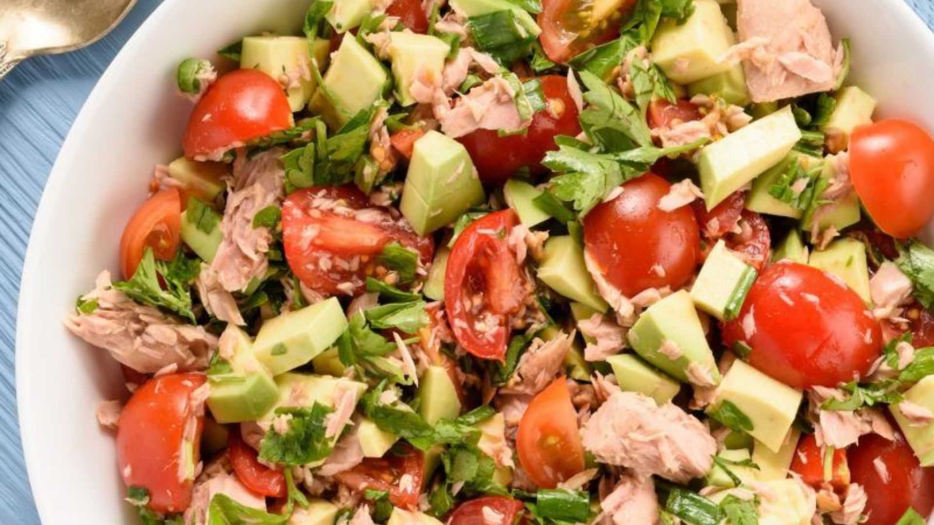 Salad bơ cá ngừ kết hợp bơ béo bùi, cá ngừ và rau củ tươi, mang đến món salad nhanh gọn, hài hòa cho bữa ăn nhẹ.