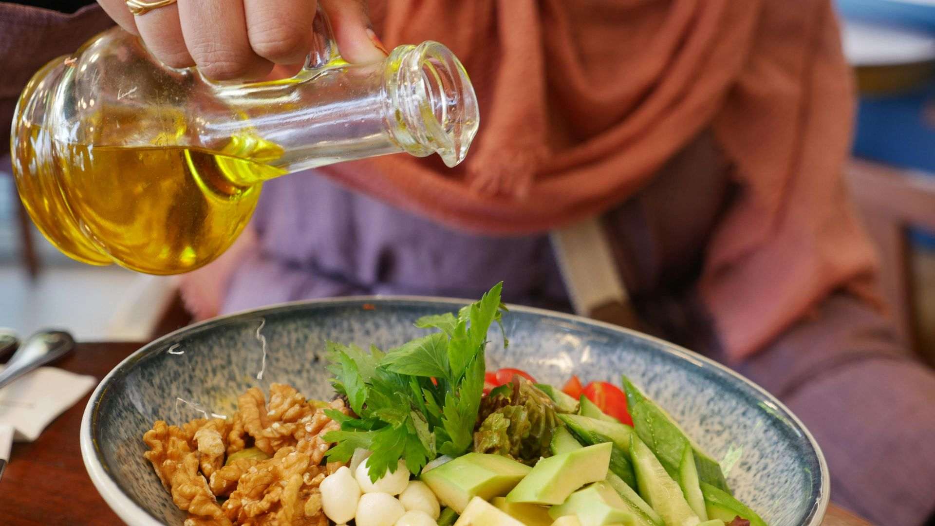 Dùng lượng xốt vừa đủ giúp salad đậm đà nhưng không lấn át vị tự nhiên của bơ và làm rau nhanh mềm.