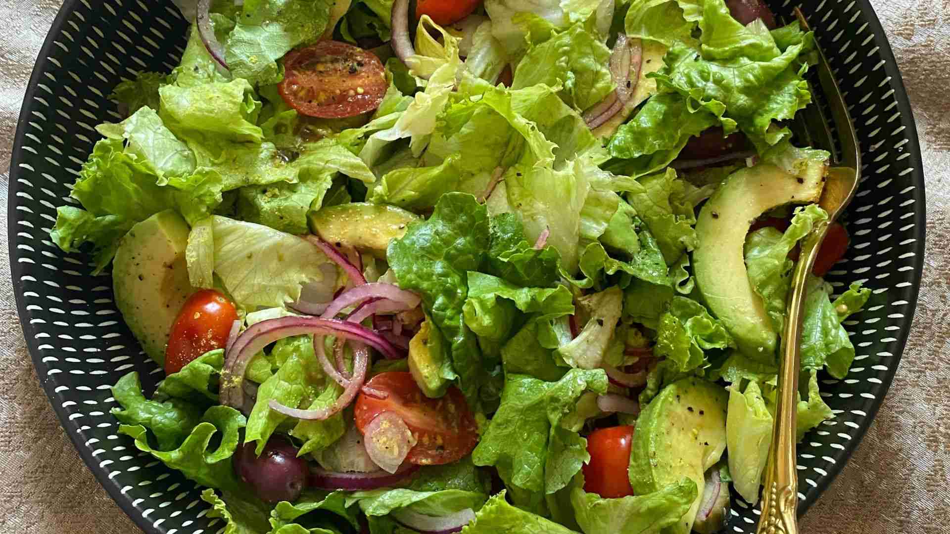 Salad bơ dầu giấm thanh mát với bơ béo bùi, rau củ tươi giòn và xốt dầu giấm chua nhẹ, dễ dùng cho nhiều bữa ăn.