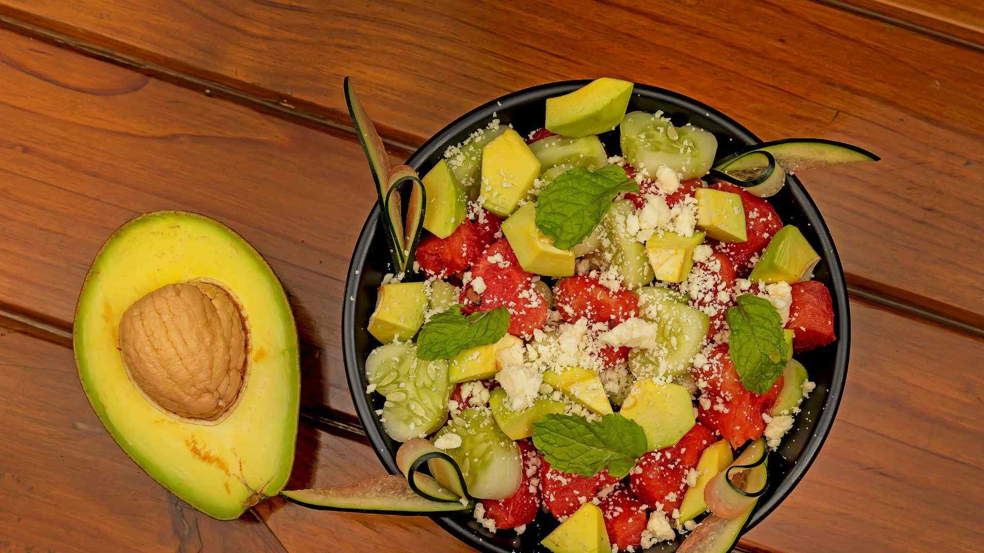 Salad bơ phô mai Parmesan kết hợp bơ béo, Parmesan thơm nhẹ và các loại hạt giòn, mang đến hương vị salad theo phong cách Âu.