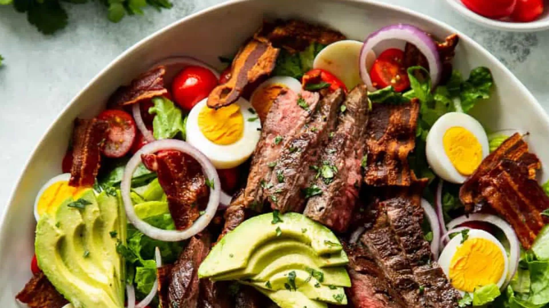 Salad thịt bò và quả bơ hòa quyện vị ngọt mềm của thịt bò với vị béo bùi của bơ và độ tươi giòn của rau củ, tạo nên món ăn cân bằng và hấp dẫn.