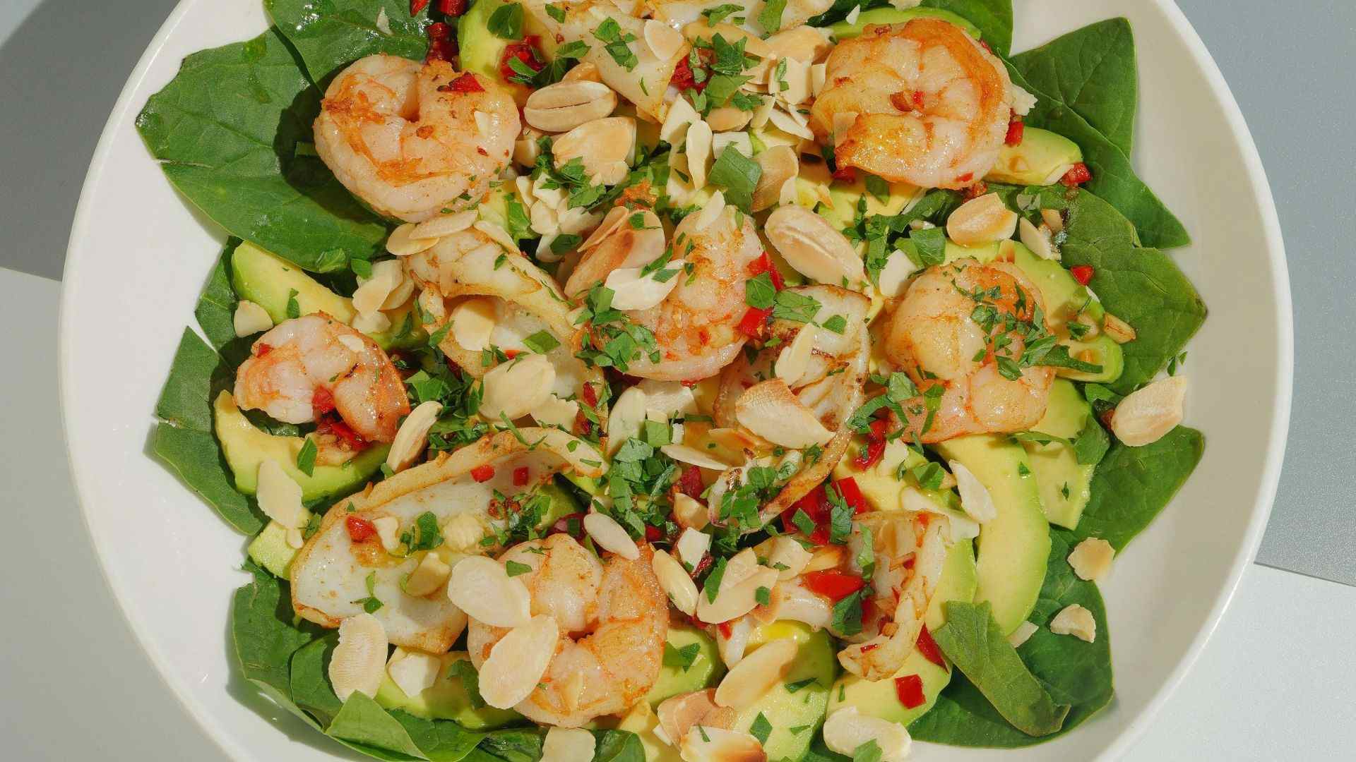 Salad bơ với tôm hòa quyện vị béo của bơ, vị ngọt tự nhiên của tôm cùng rau củ tươi, thanh mát và dễ ăn.