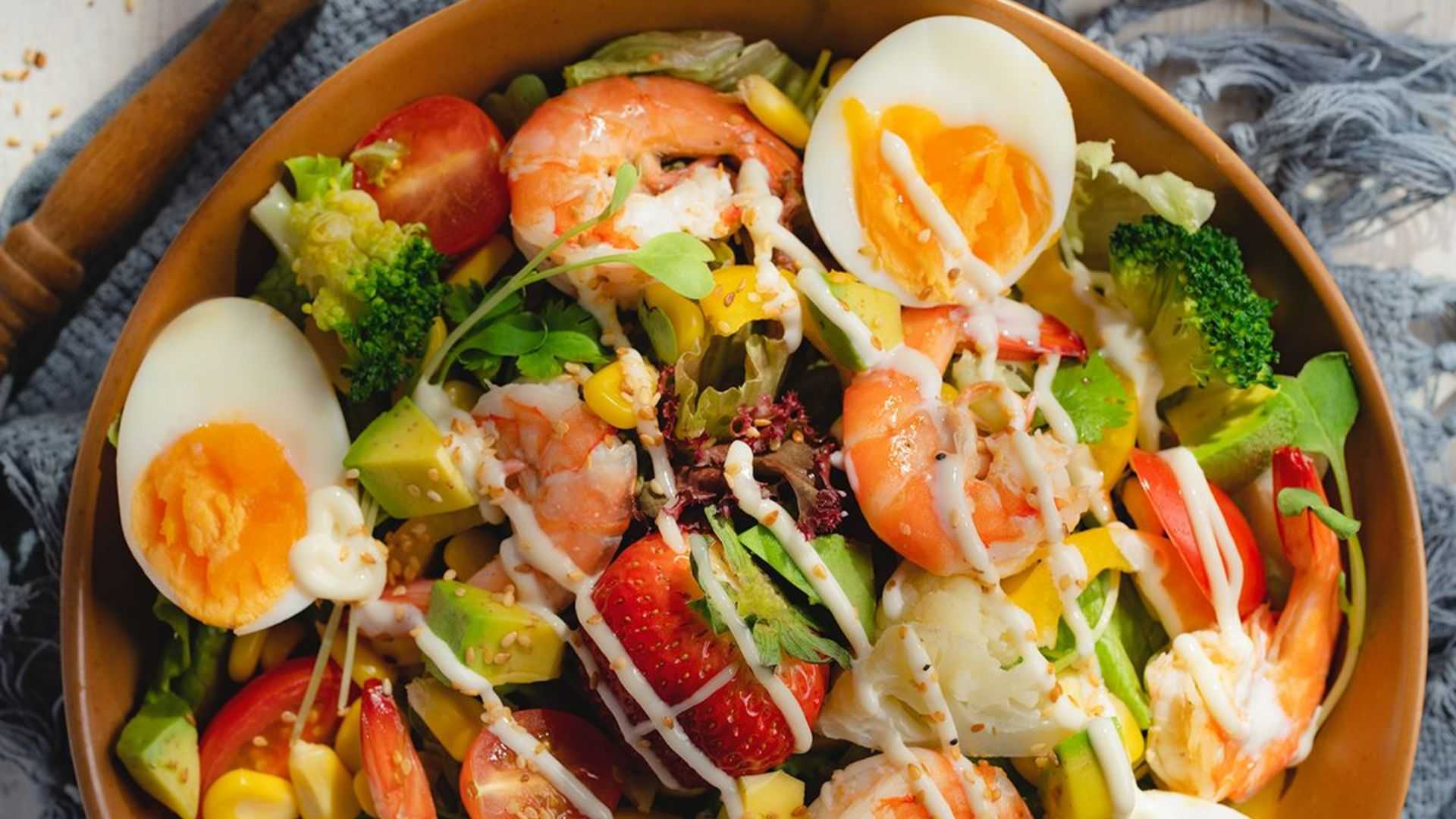 Salad bơ với trứng kết hợp bơ mềm béo, trứng luộc và rau củ tươi, đơn giản, dễ làm và phù hợp cho bữa sáng hoặc bữa phụ.