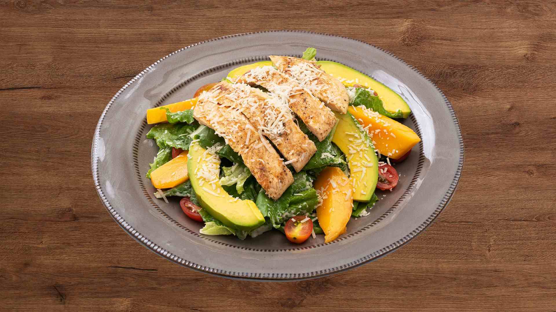 Salad bơ xoài nổi bật với vị béo của bơ, vị ngọt thanh của xoài và độ giòn của các loại hạt, tạo nên món salad tươi mát, bắt mắt.