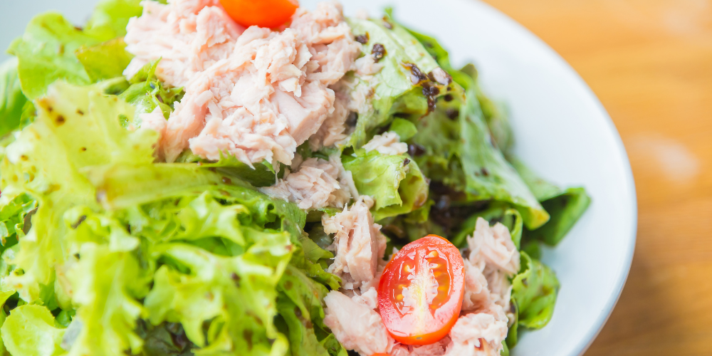 Với vị béo mịn của xốt mayonnaise, độ đậm đà của cá ngừ và hương tươi mát của rau củ