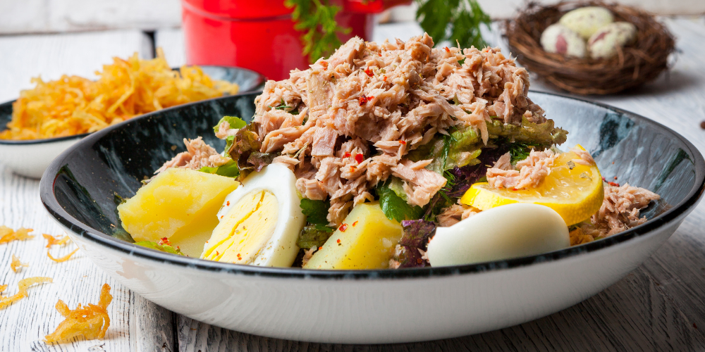 Salad ngon nhất là dùng ngay, khi rau còn tươi giòn, cá đậm đà và xốt cay chua vừa miệng