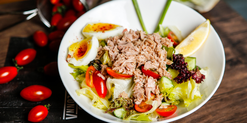 Khi salad đã thấm vị, bạn xếp trứng luộc lên trên cho đẹp và dễ ăn