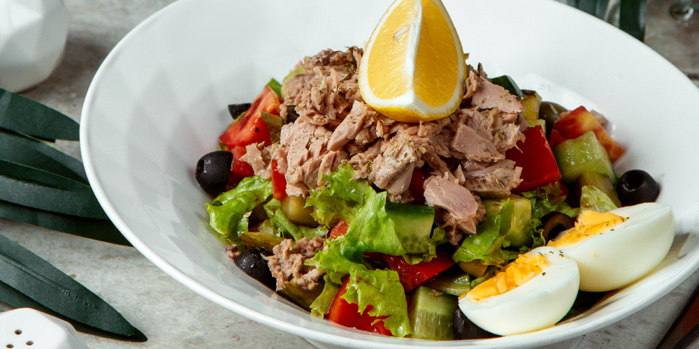 Salad cá ngừ là món kết hợp hài hòa giữa cá ngừ béo ngậy và rau củ giòn ngọt