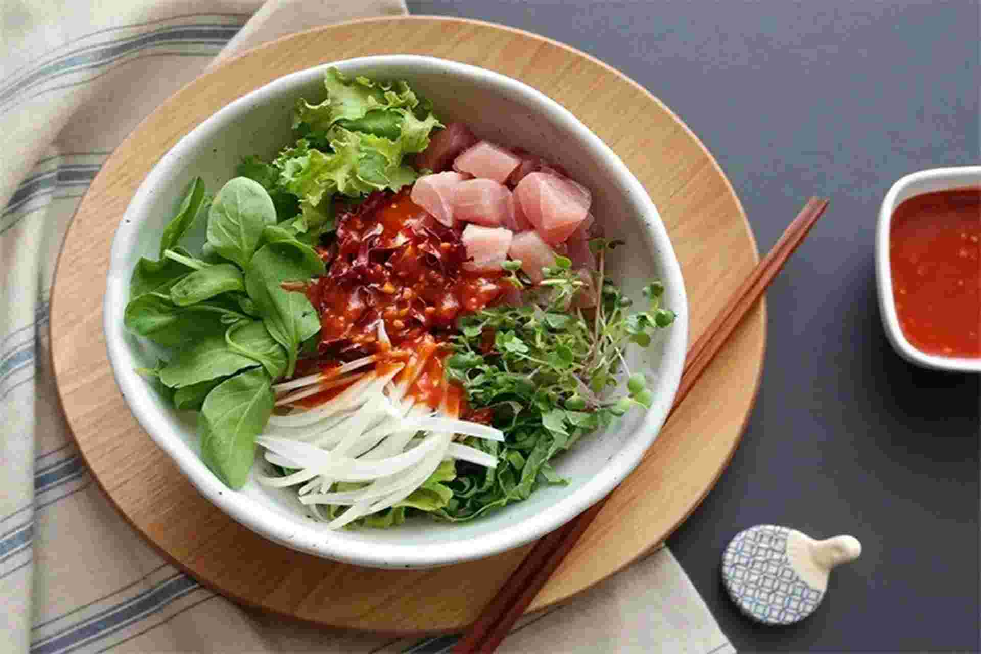Salad cá ngừ sống là món ăn thanh đạm, giàu dinh dưỡng, phù hợp cho những bữa ăn muốn nhẹ