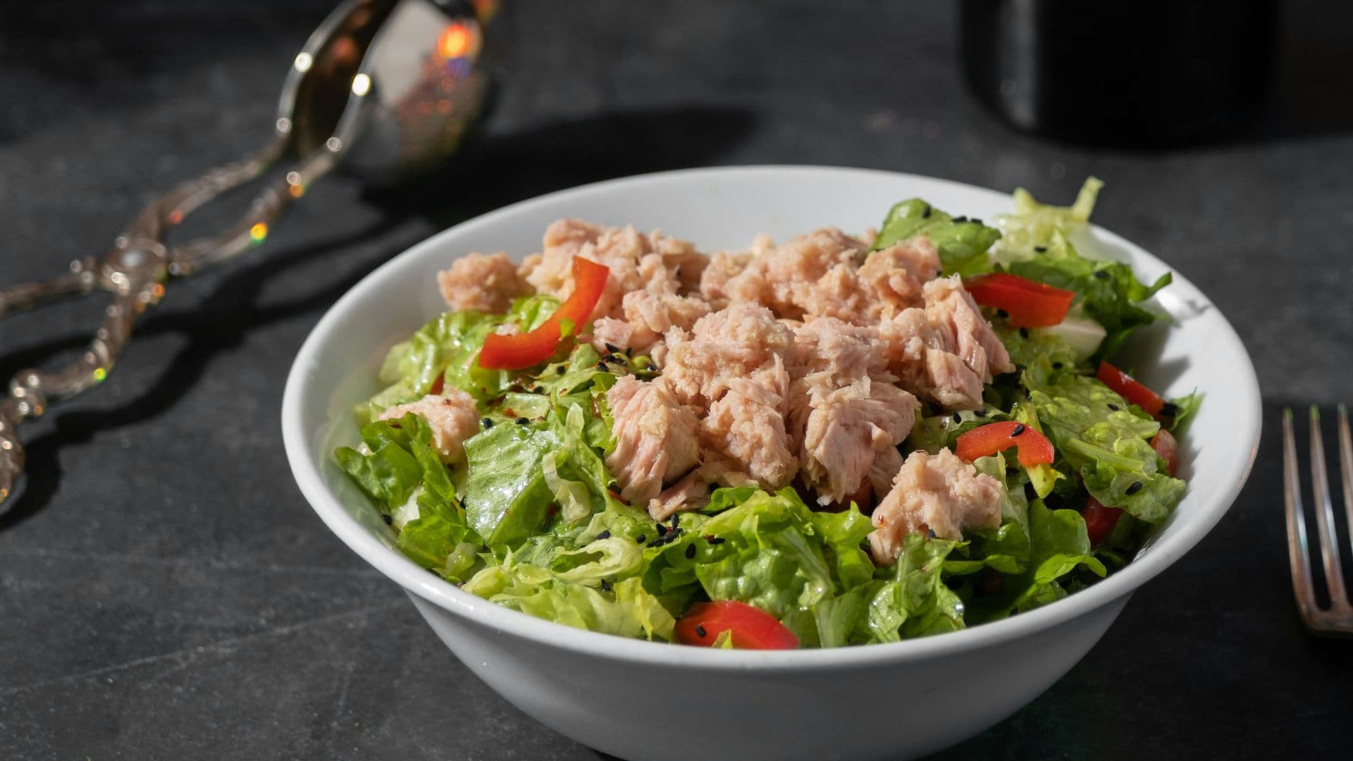 Salad cá ngừ kết hợp cá ngừ cùng rau củ, bắp ngọt và xốt mayonnaise, phù hợp cho bữa ăn nhẹ.