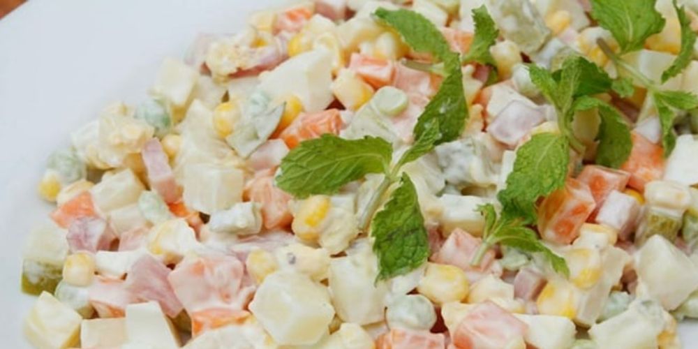Jambon giúp salad thêm tươi ngon khi cân bằng vị mặn và rau củ thanh mát