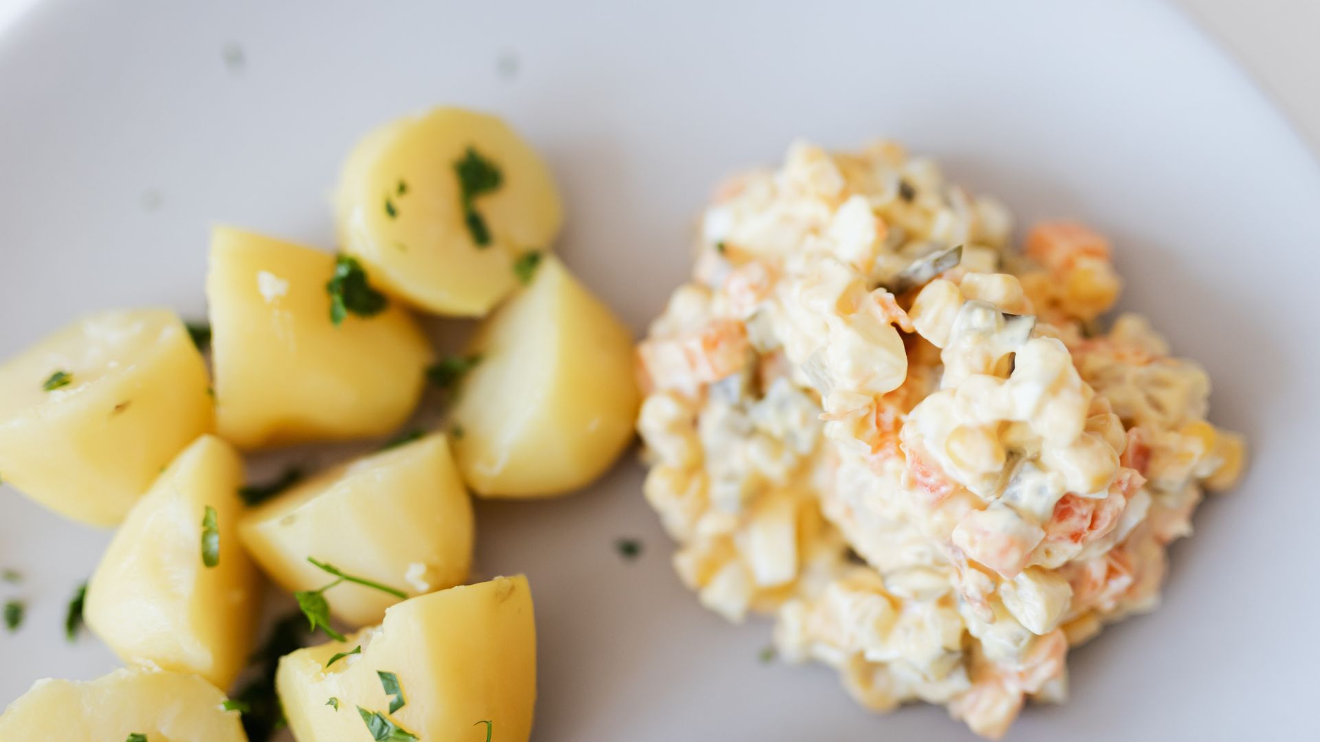 Salad khoai tây thanh mát, béo nhẹ, thích hợp làm món khai vị, dùng trong tiệc buffet hoặc ăn kèm các món nướng.