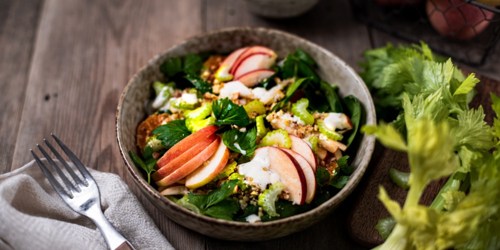 Salad táo và hạt óc chó xốt mayonnaise chanh